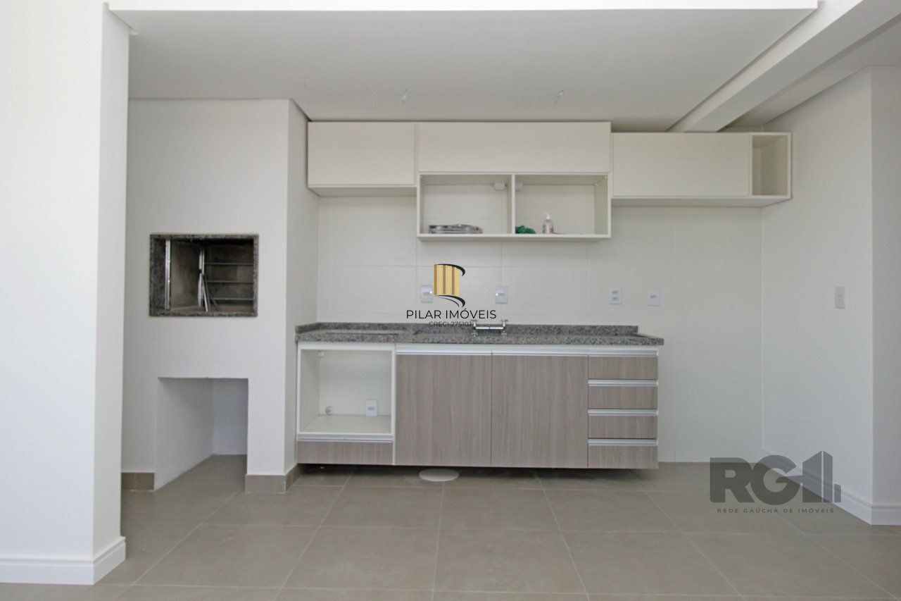 Apartamento de dois dormitórios, suíte e uma vaga de garagem no bairro Petrópolis em Porto Alegre.