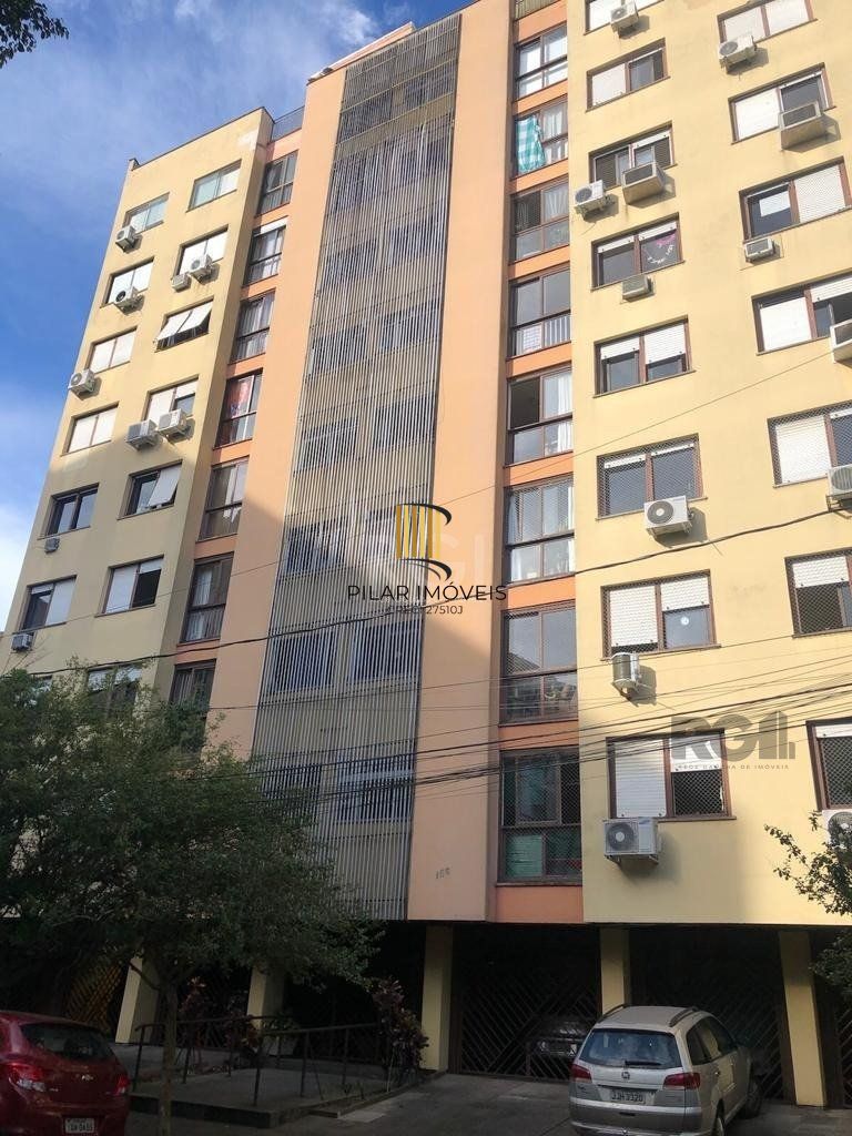 Vende Apartamento de cobertura duplex de 2 dormitórios com garagem escriturada e semi-mobiliado, no bairro Cidade Baixa.
