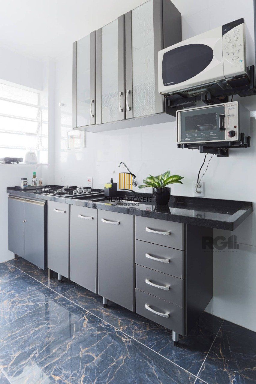 Apartamento de dois quartos no bairro Farroupilha em Porto Alegre.