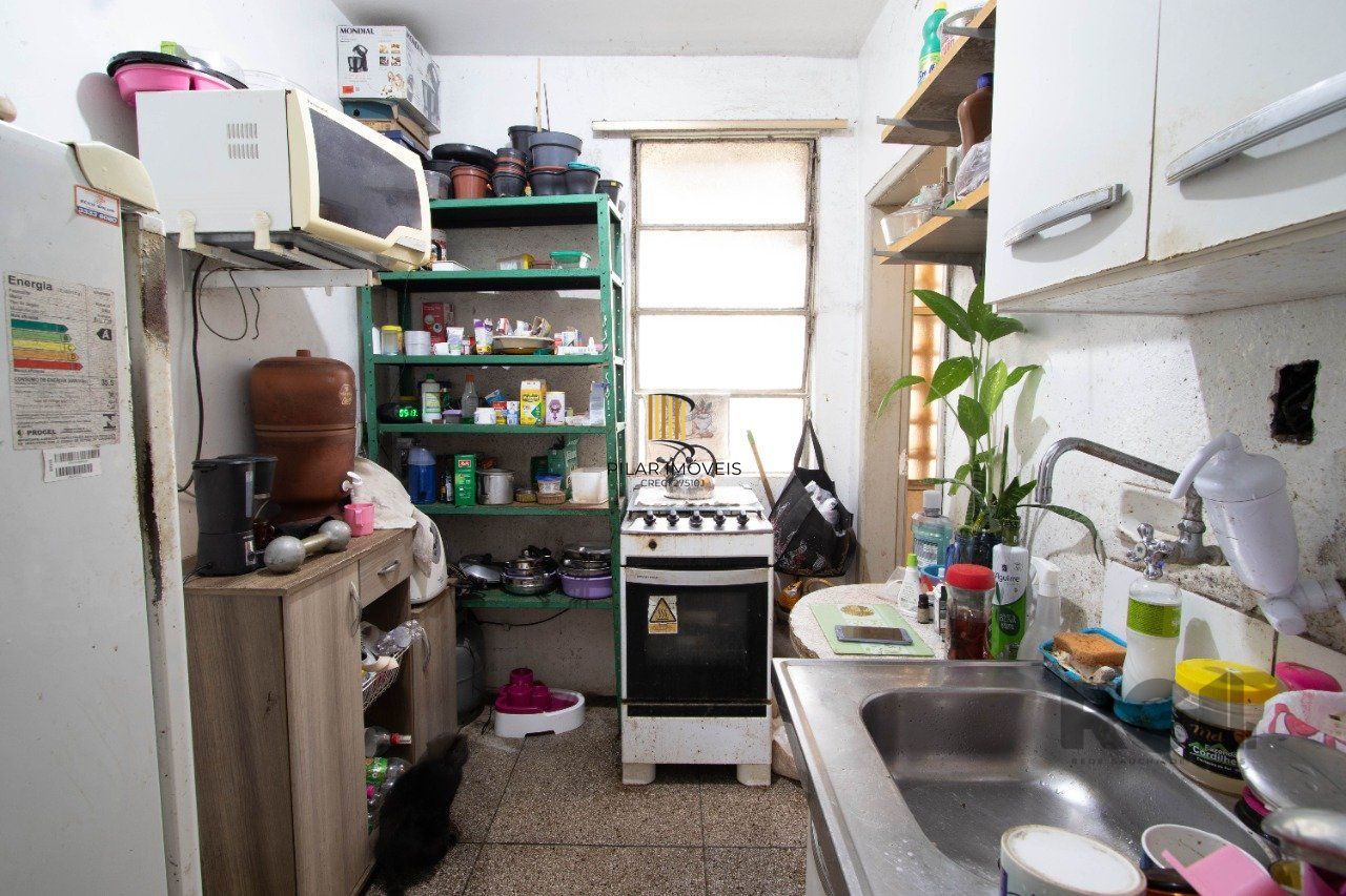 Apartamento de três dormitórios com vaga no Conjunto Residencial Roque Calage, bairro Passo da Areia em Porto Alegre.