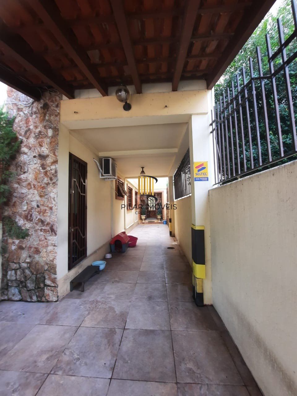 Casa para Venda - 347m², 5 dormitórios, sendo 2 suites, 3 vagas - São João