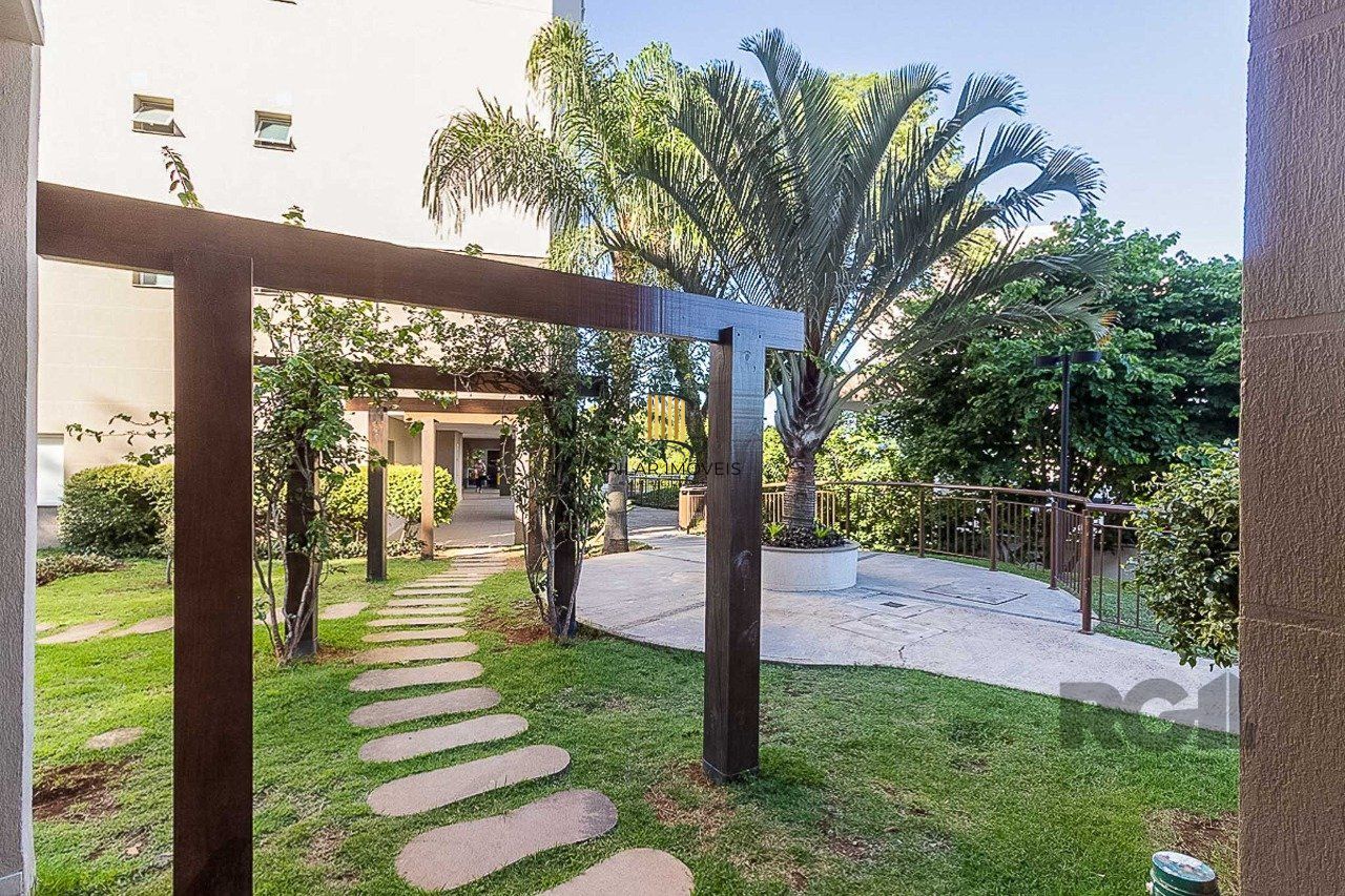   Excelente apartamento semi mobiliado de 3 quartos (dormitórios) transformados em 2 quartos, suíte, churrasqueira e 2 vagas de garagem no bairro Jardim Carvalho em Porto Alegre.