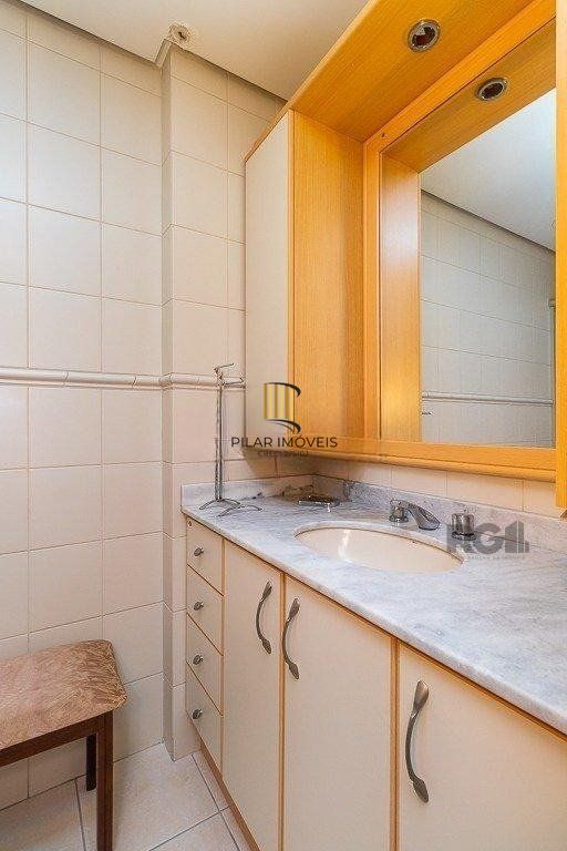   Apartamento de um quarto, suíte e uma vaga de garagem no bairro Menino Deus em Porto Alegre.