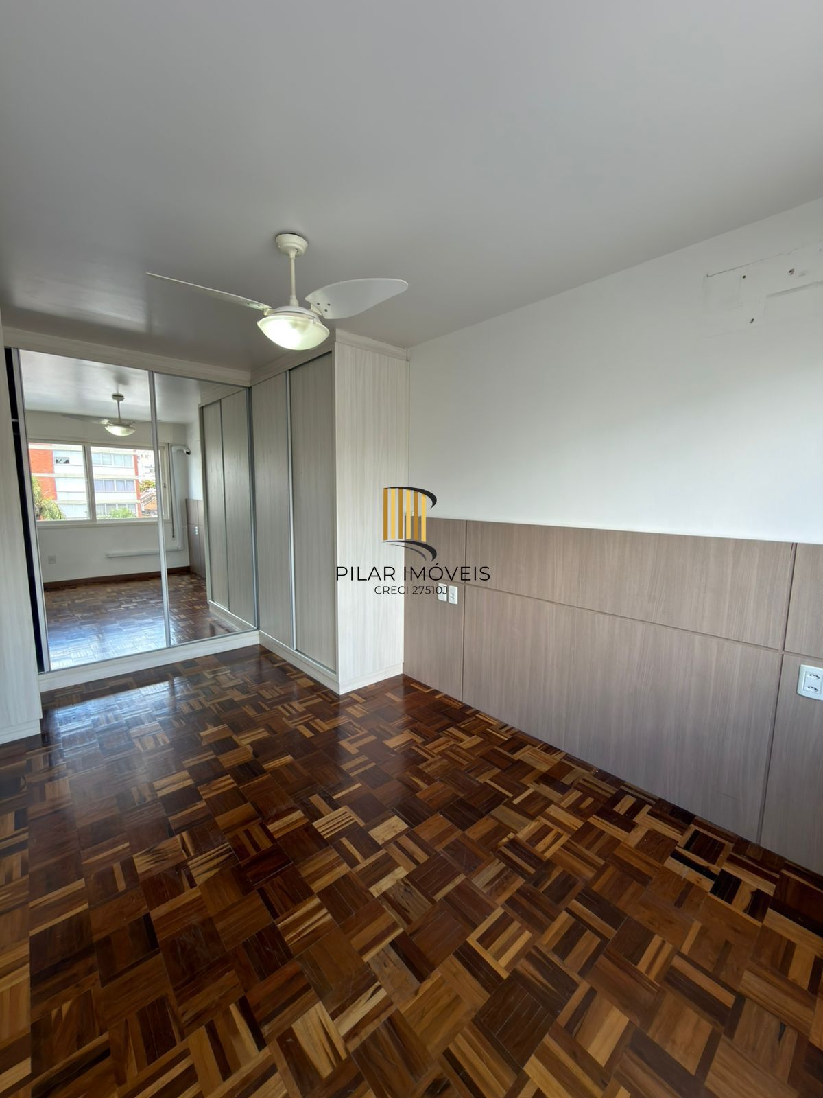 Apartamento de 2 quartos e 1 vaga de garagem no bairro Floresta em POA