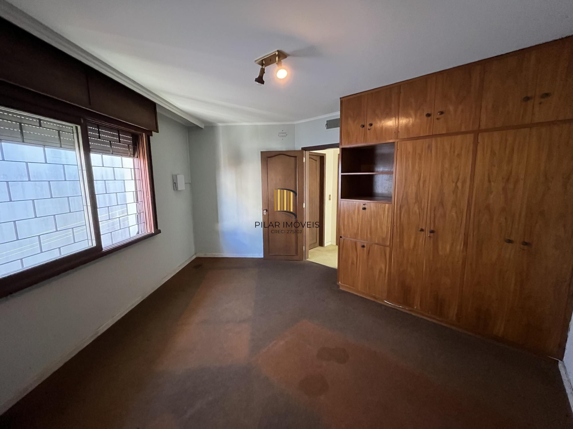Casa de 4 quartos, 2 suítes e 2 vagas de garagem no bairro Boa Vista em POA