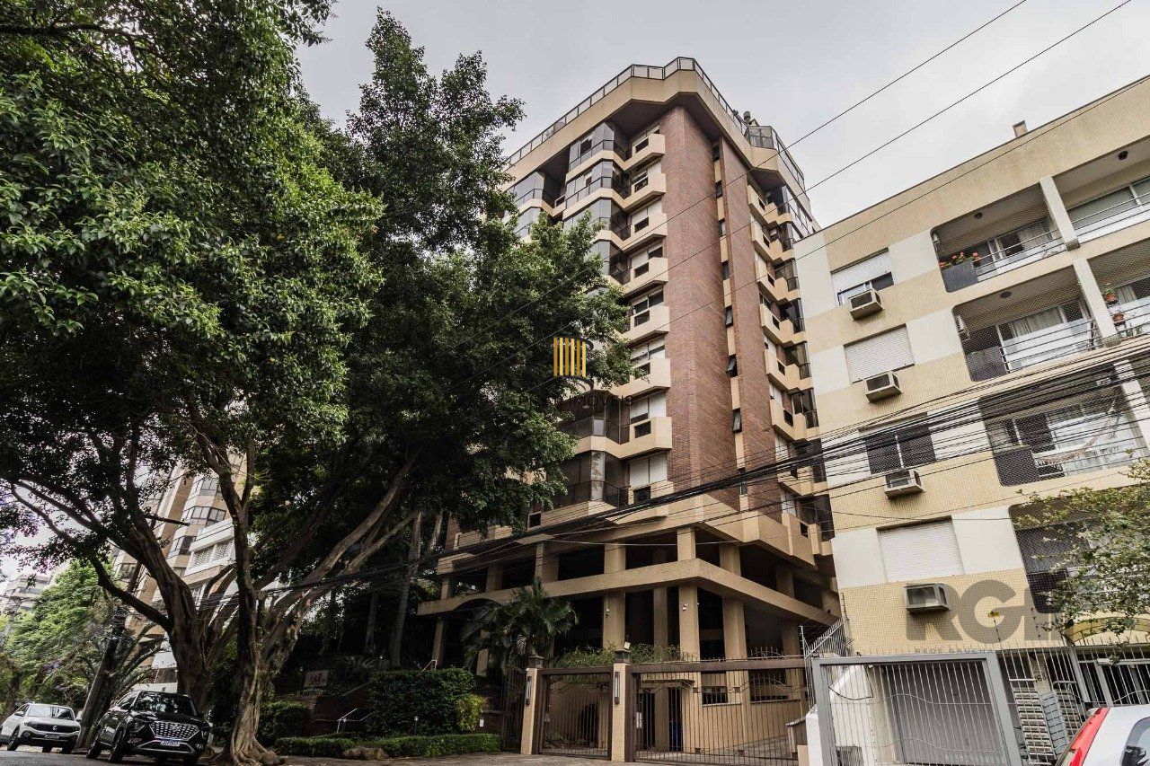 Apartamento de três quartos, suíte e duas vagas de garagem no bairro Mont Serrat em Porto Alere,