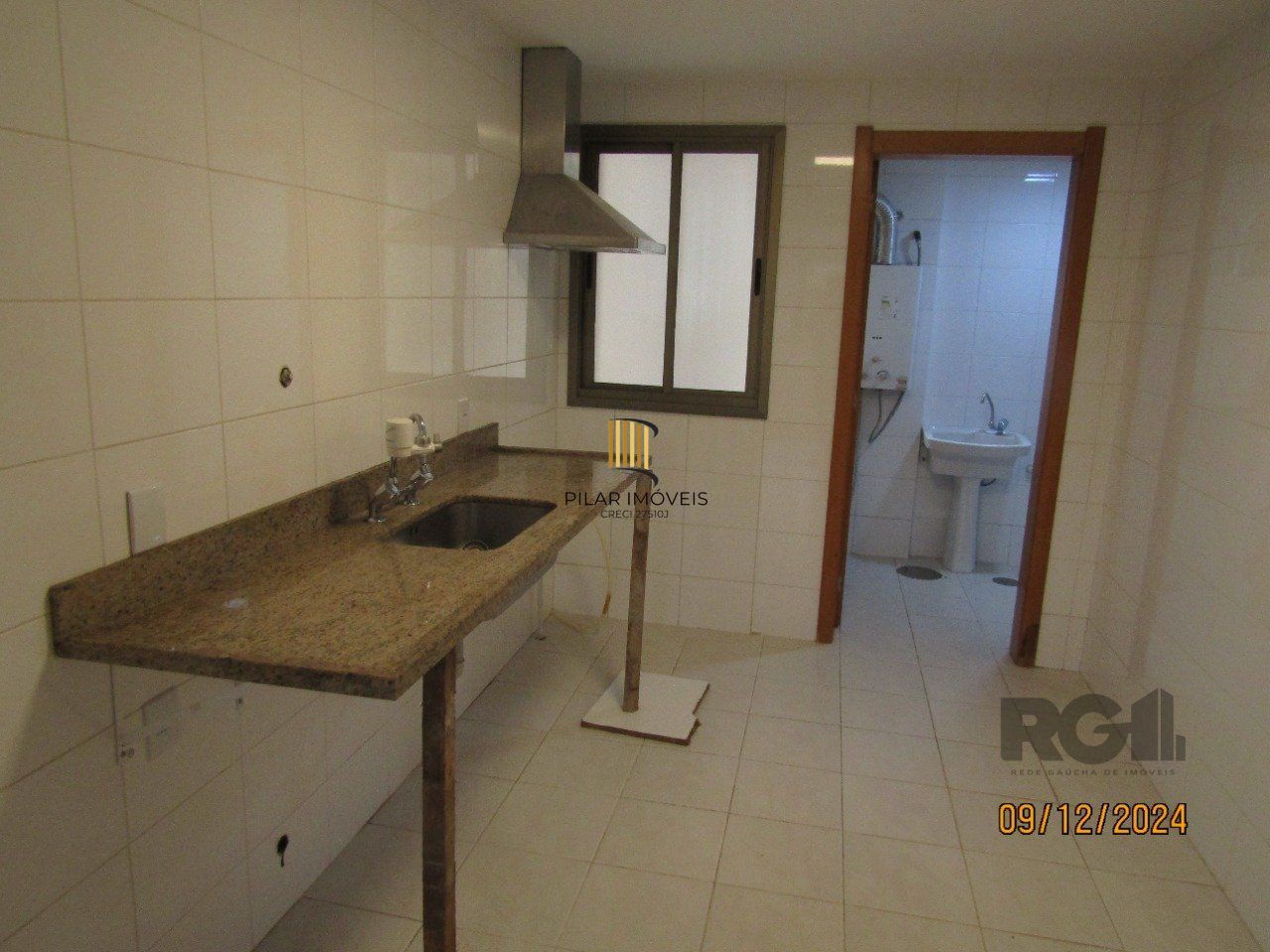 Apartamento de três dormitórios, suíte e duas vagas de garagem no bairro Higienópolis em Porto Alegre.