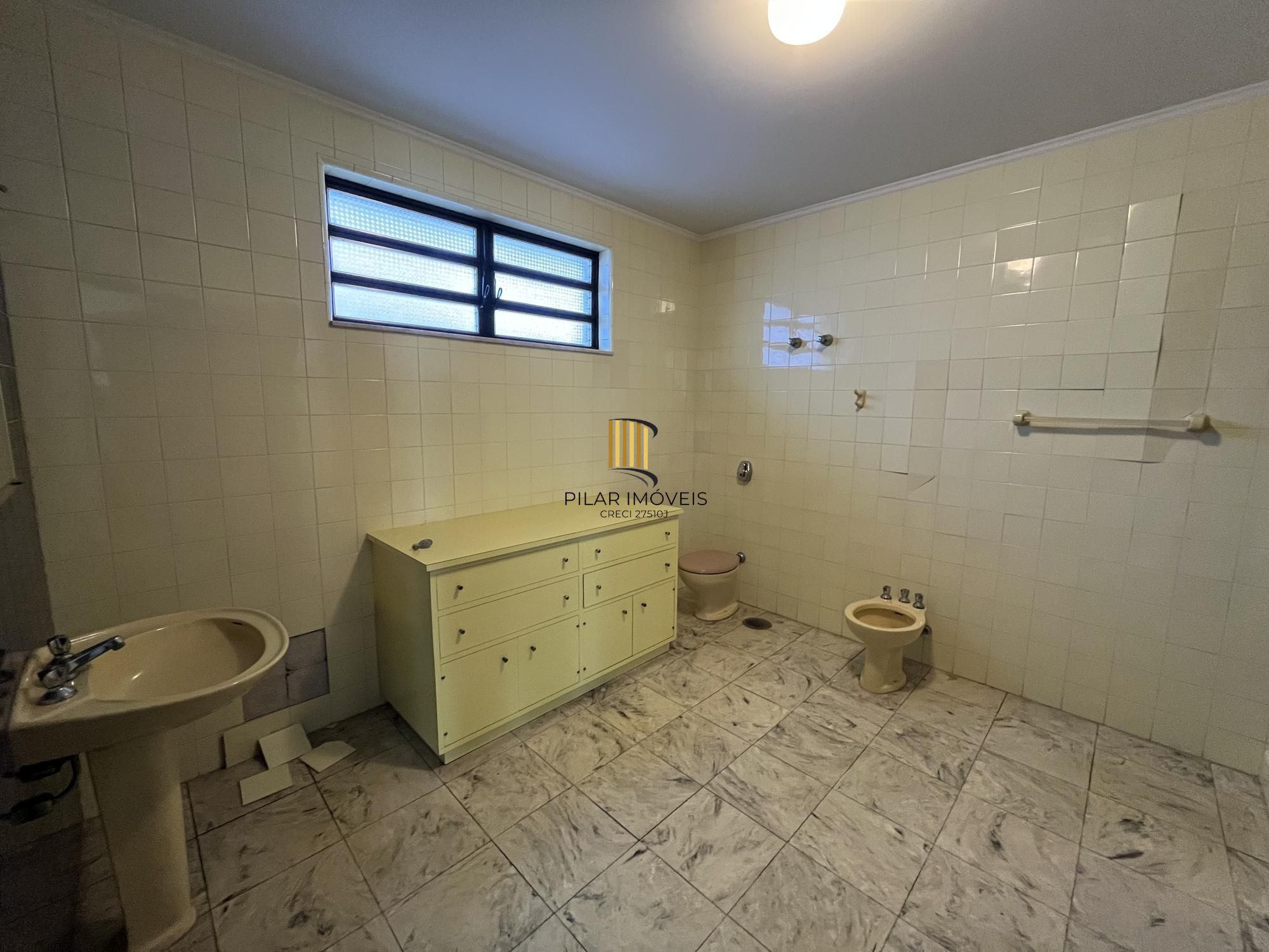Casa de 4 quartos, 2 suítes e 2 vagas de garagem no bairro Boa Vista em POA