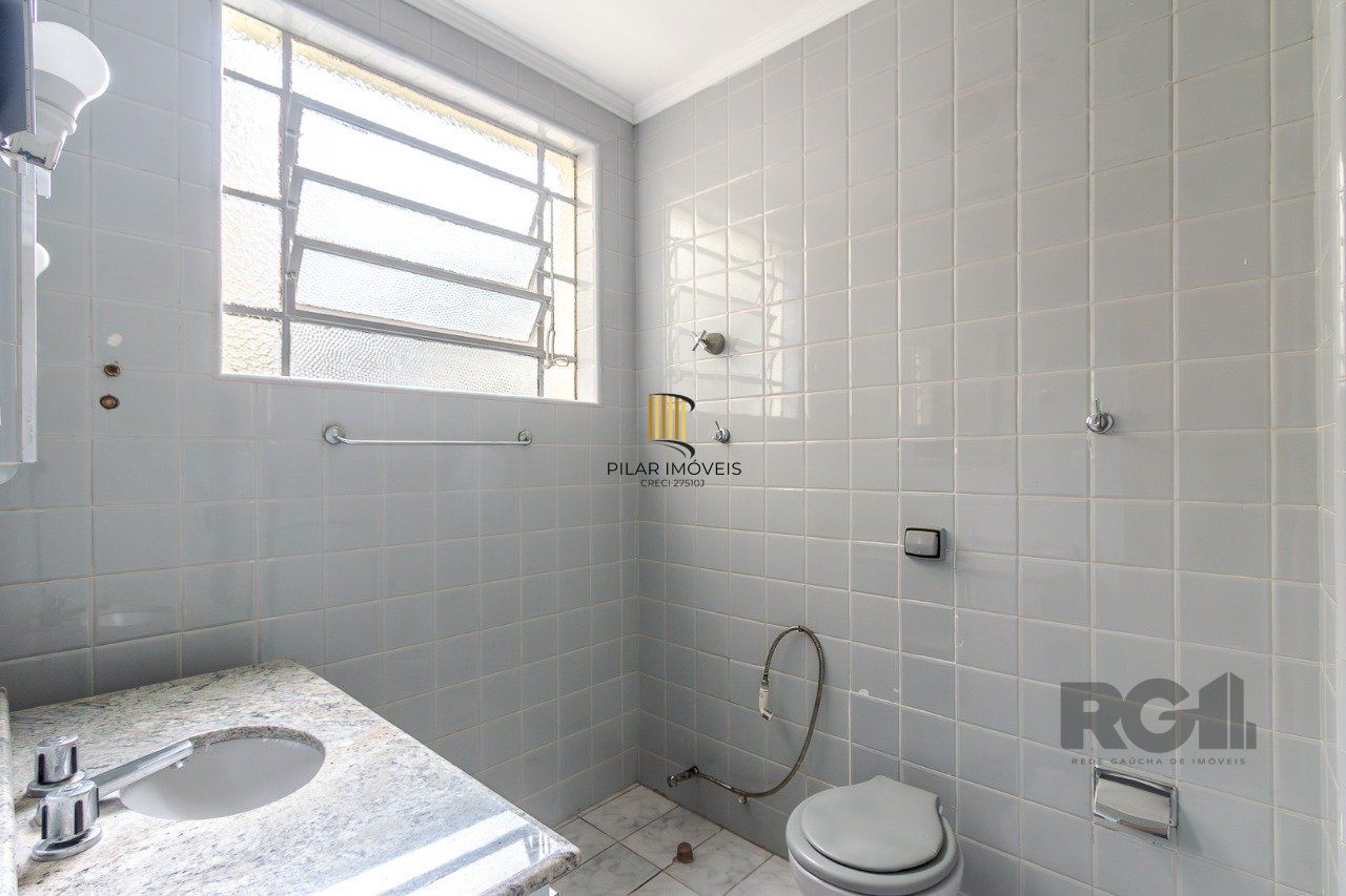 Apartamento de dois quartos e dois banheiros no bairro Rio Branco em Porto Alegre.