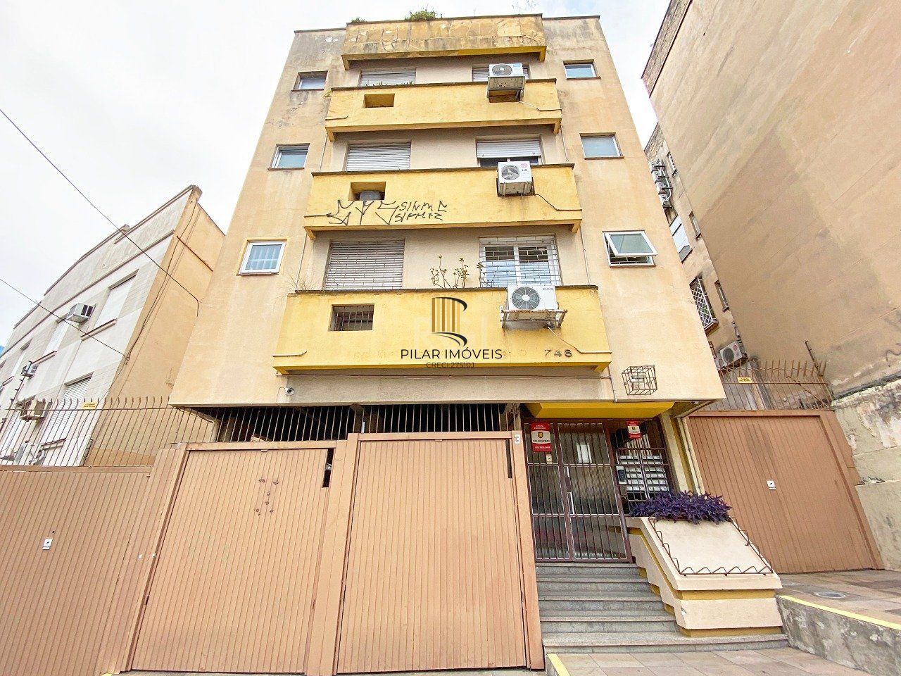 Cobertura de dois dormitórios e dois banheiros, próximo ao hospital Moinhos de Vento e shopping total, bairro Floresta em Porto Alegre.