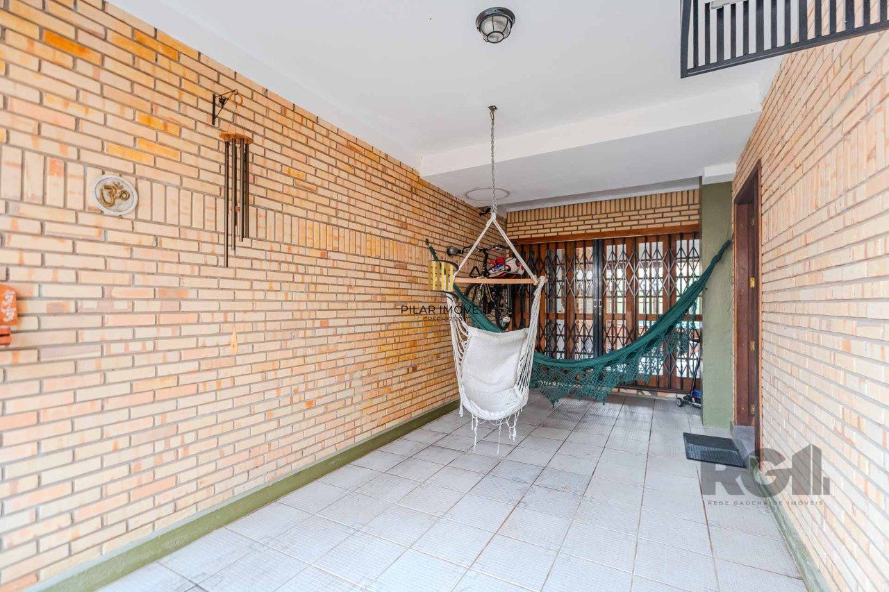 Casa em condomínio fechado, 3 dormitórios, suíte e duas vagas de garagem