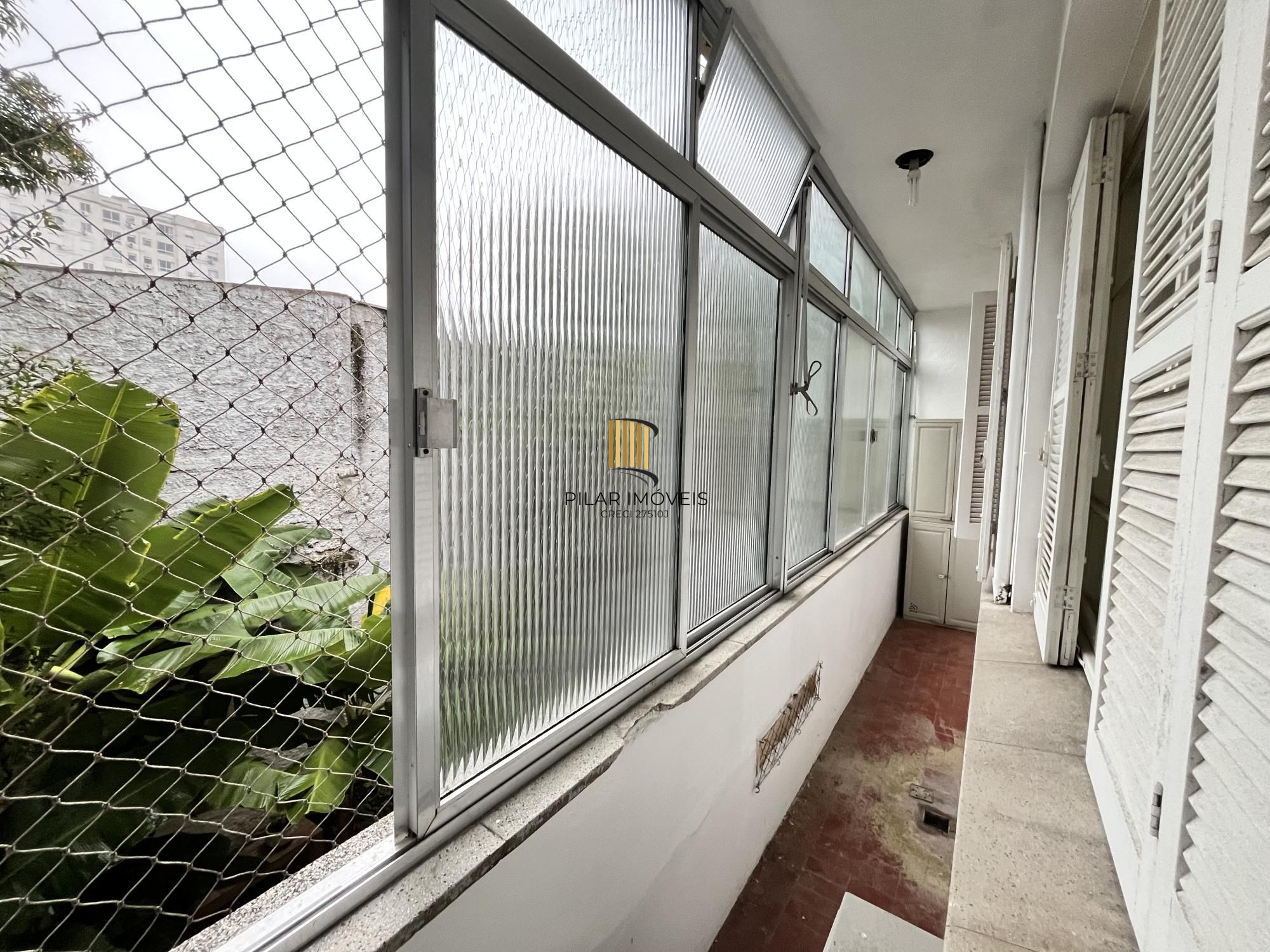 Apartamento desocupado de 1 dormitório, no bairro Azenha em Porto Alegre