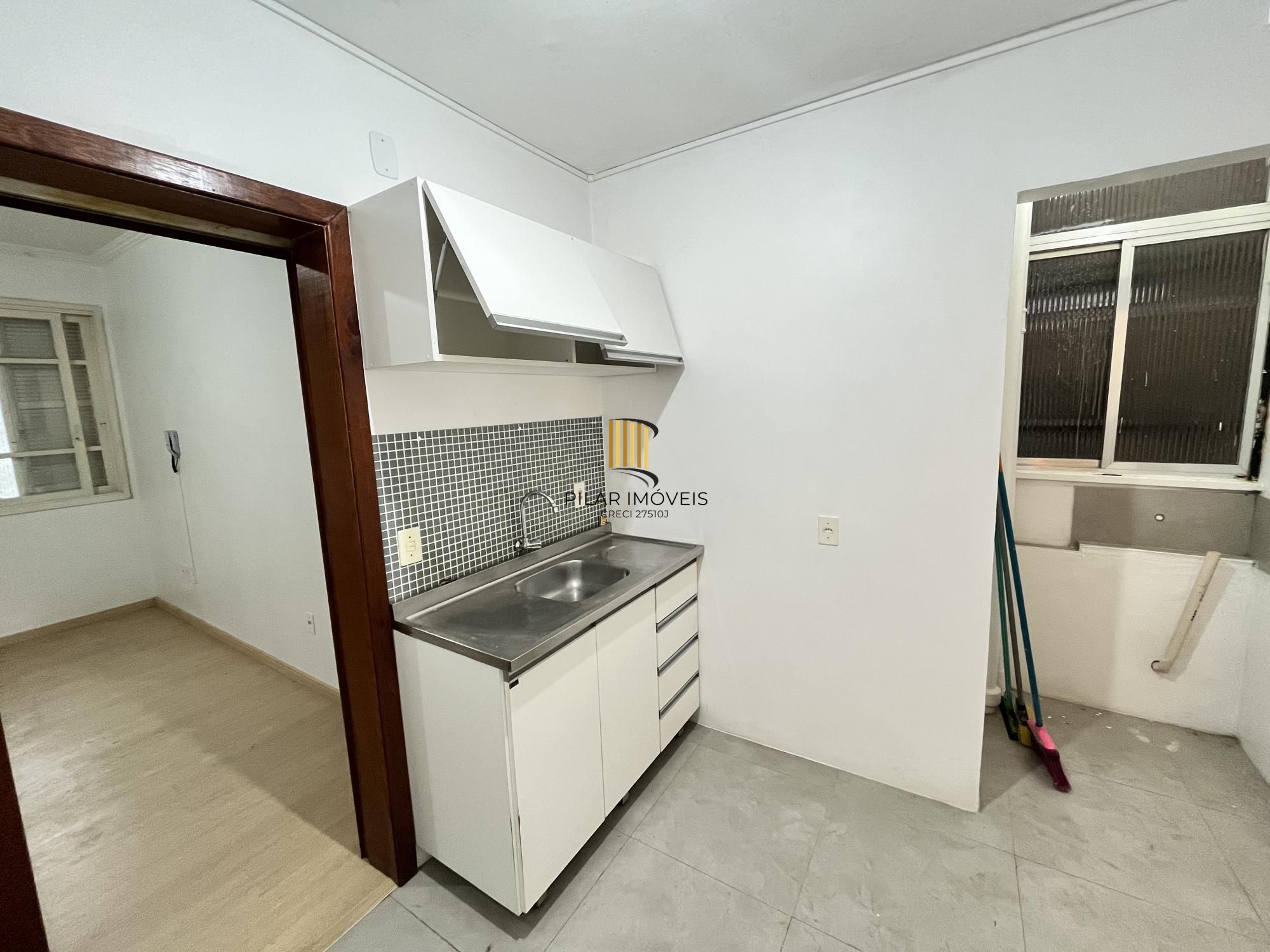 Apartamento desocupado de 1 dormitório, no bairro Azenha em Porto Alegre