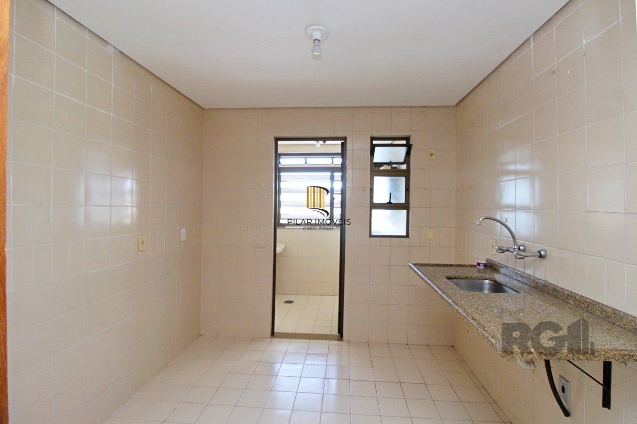 Apartamento de três dormitórios, suíte e 1 vaga de garagem no bairro Menino Deus