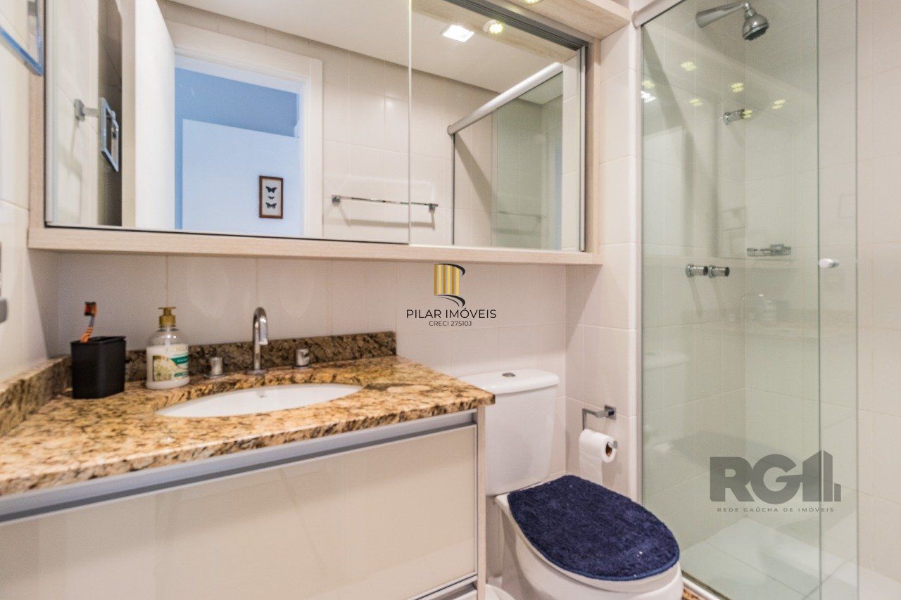   Excelente apartamento semi mobiliado de 3 quartos (dormitórios) transformados em 2 quartos, suíte, churrasqueira e 2 vagas de garagem no bairro Jardim Carvalho em Porto Alegre.