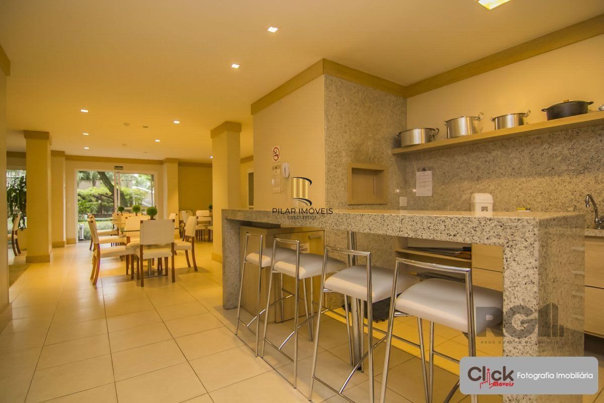 Apartamento 3 dormitórios, suíte, 2 vagas. Andar alto, vista para infraestrutura do condomínio. Semi-mobiliado. 