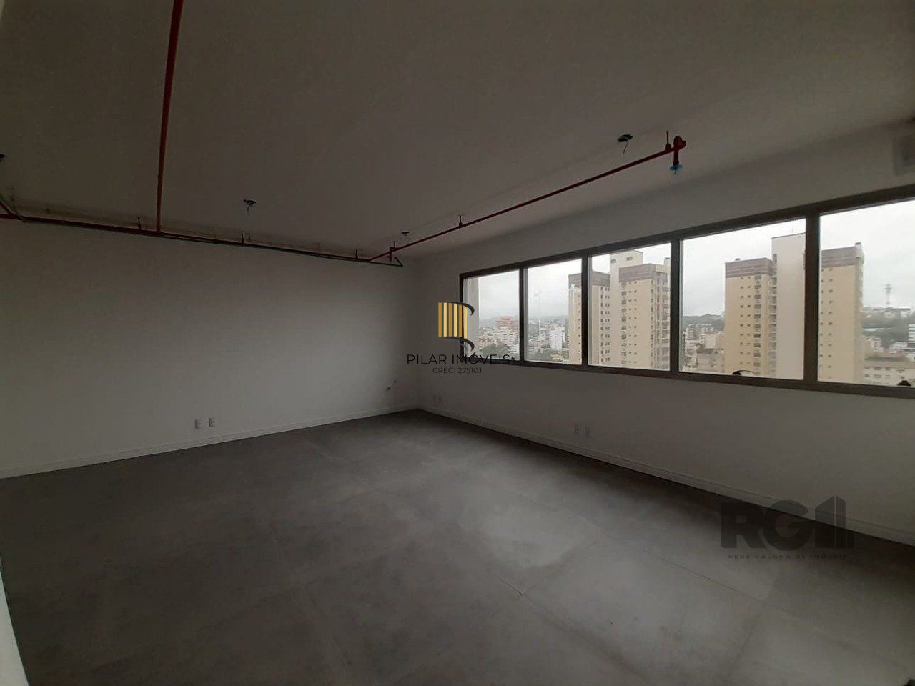 Excelente sala comercial no Menino Deus, com uma vaga de garagem.