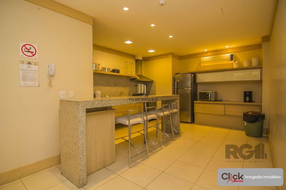Apartamento 3 dormitórios, suíte, 2 vagas. Andar alto, vista para infraestrutura do condomínio. Semi-mobiliado. 
