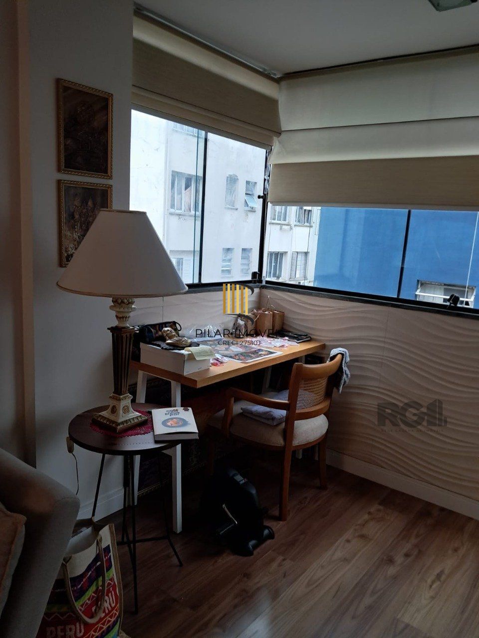 Apartamento de dois quartos, suíte e uma vaga de garagem no bairro Santana em Porto Alegre.