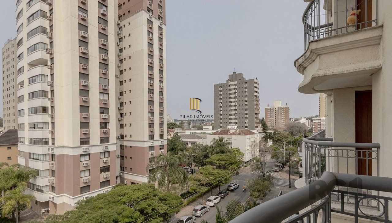   Apartamento de um quarto, suíte e uma vaga de garagem no bairro Menino Deus em Porto Alegre.