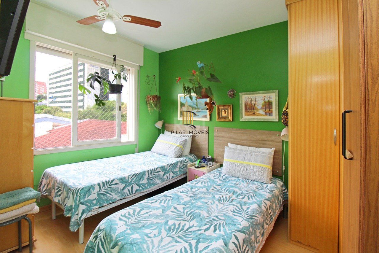 Cobertura de dois dormitórios e dois banheiros, próximo ao hospital Moinhos de Vento e shopping total, bairro Floresta em Porto Alegre.