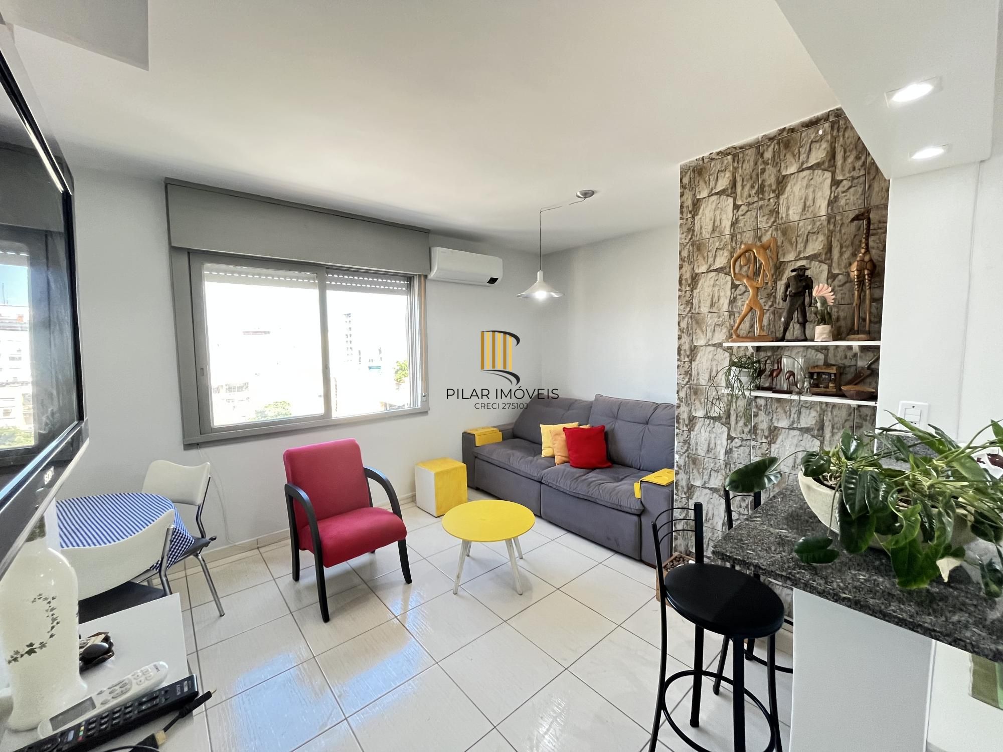 Apartamento de 2 quartos, suíte e 1 vaga de garagem no bairro Farroupilha em POA