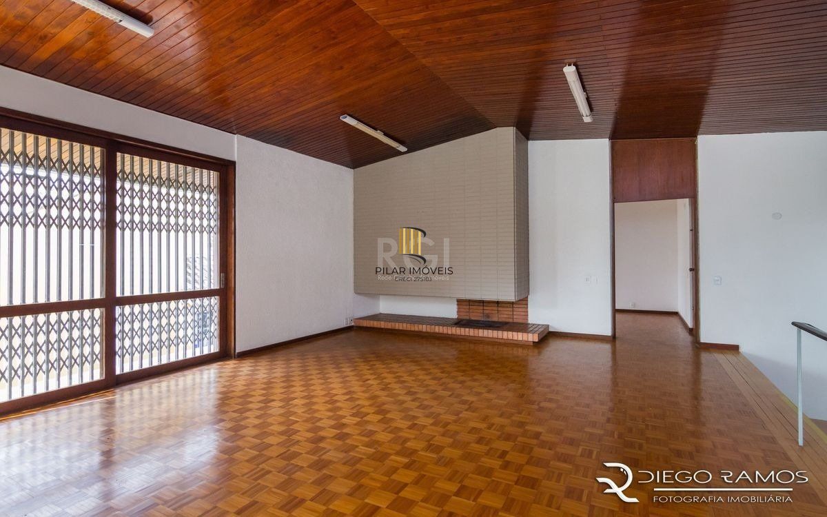 Venda de casa residencial 25,00m x 80,00m- Menino Deus. 4 vagas, 4 dormitórios, sendo 1 suíte, 1 varanda, lareira e churrasqueira.