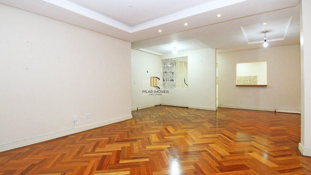 Casa com quatro (4) dormitórios,  duas (2) vagas de garagem, no bairro Passo da Areia em Porto Alegre.