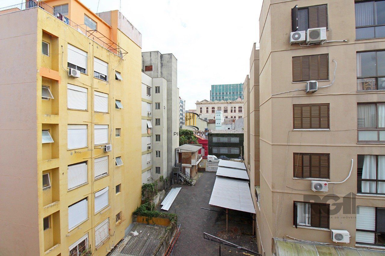 Apartamento de um dormitório na rua Washington Luiz, Centro Histórico de Porto Alegre.  