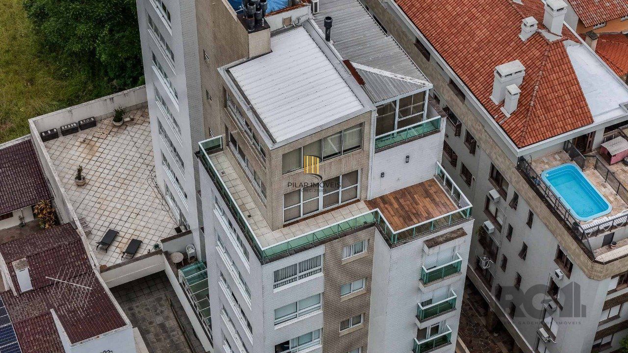 Cobertura de um dormitório, suíte e duas vagas de garagem no bairro Higienópolis em Porto Alegre.