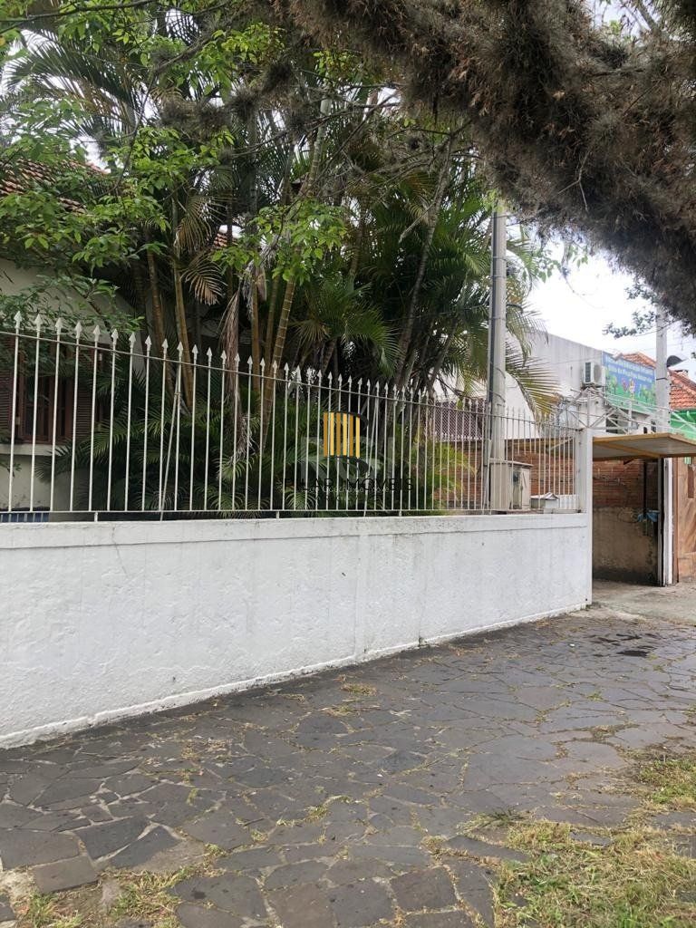 Casa/terreno medindo 200m² de privativo, 550m² totais  no bairro Partenon, 9 vag