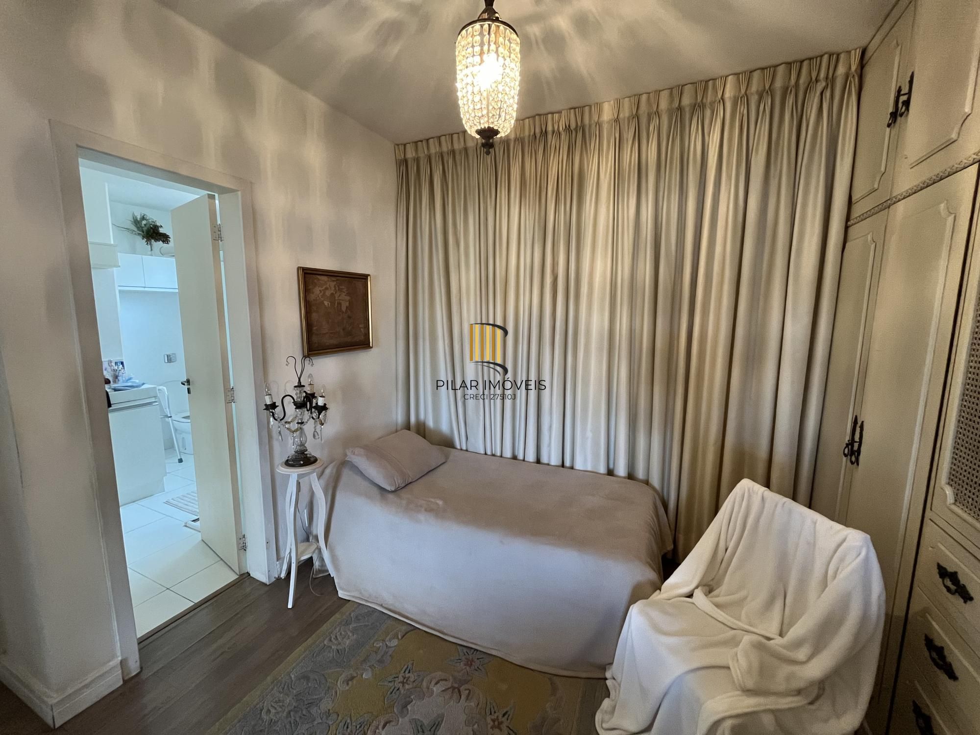 3 quartos, gabinete ou 4º quartos e 1 vaga de garagem junto ao Moinhos de Vento