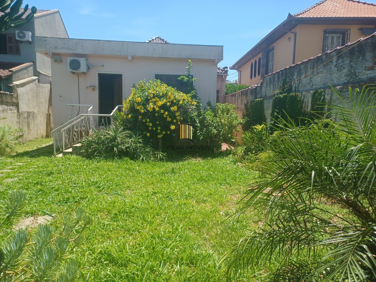 Casa de 3 quartos, suíte e patio no bairro Medianeira em POA