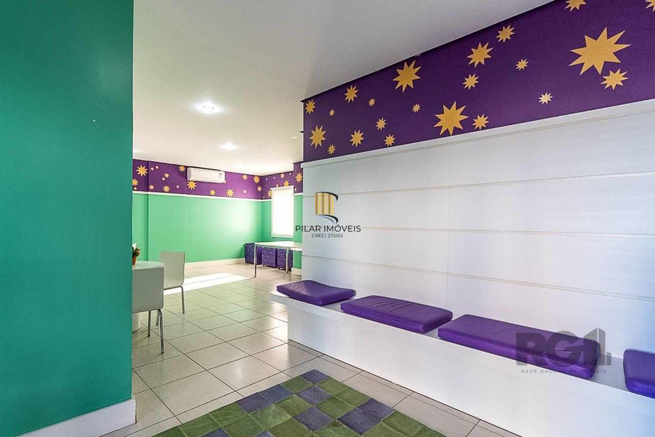   Excelente apartamento semi mobiliado de 3 quartos (dormitórios) transformados em 2 quartos, suíte, churrasqueira e 2 vagas de garagem no bairro Jardim Carvalho em Porto Alegre.