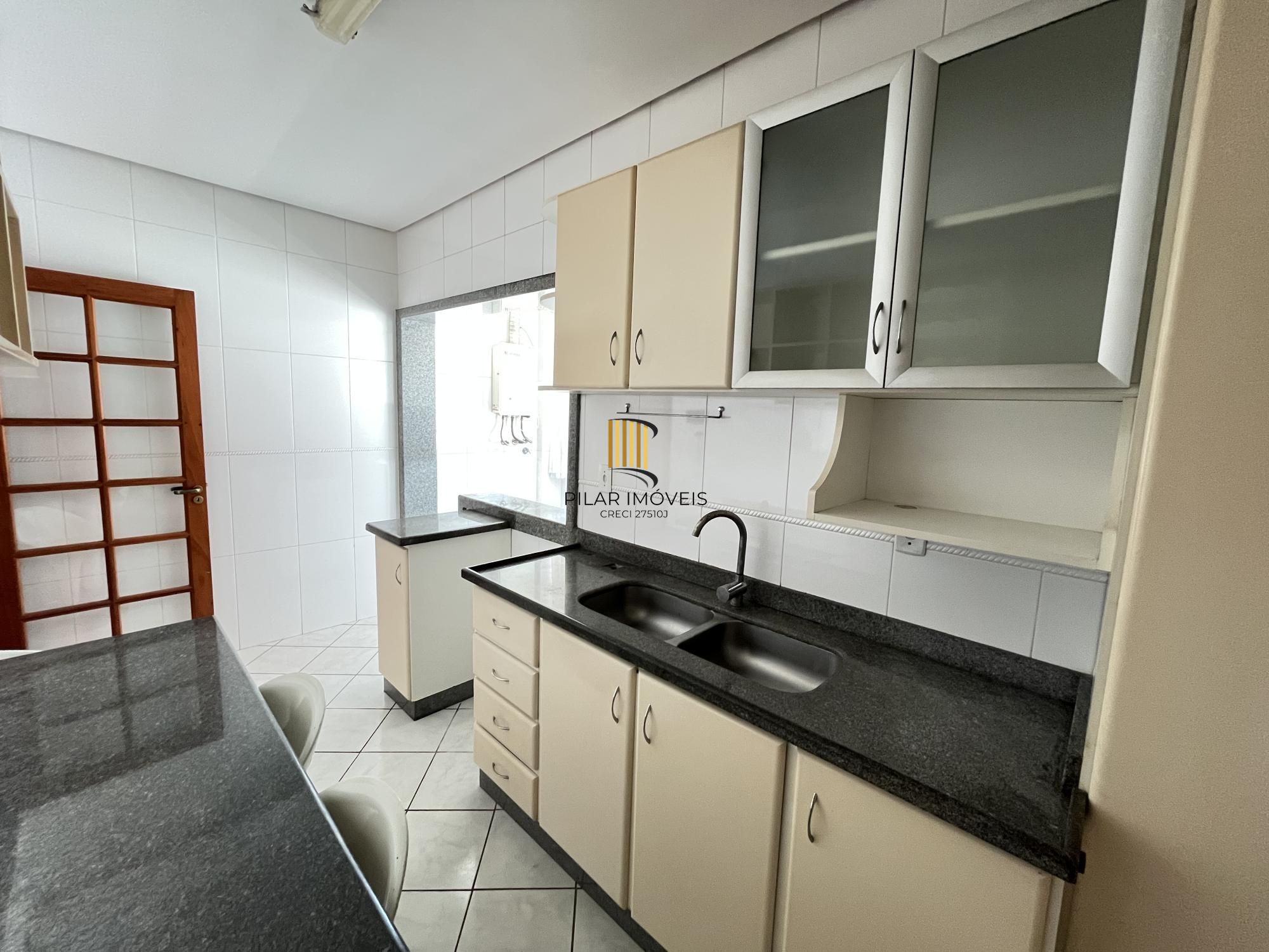 Apartamento de 2 quartos, suite e 1 vaga de garagem no bairro Menino Deus em POA