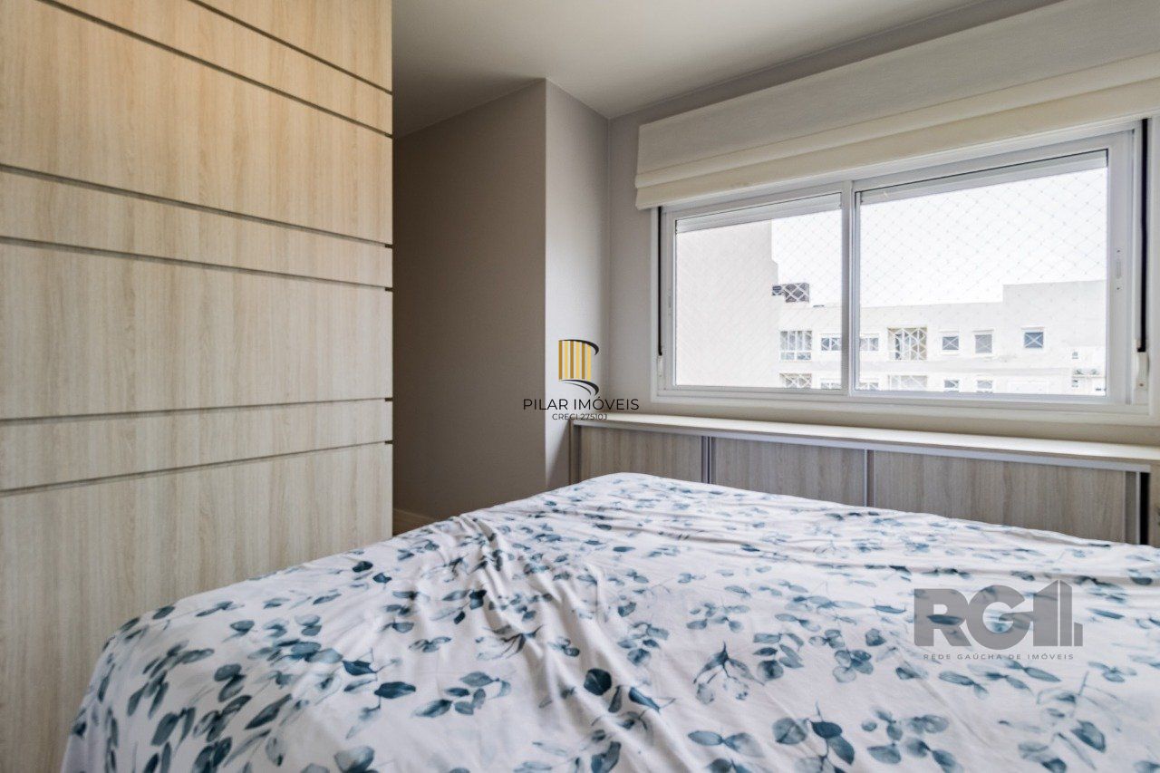   Excelente apartamento semi mobiliado de 3 quartos (dormitórios) transformados em 2 quartos, suíte, churrasqueira e 2 vagas de garagem no bairro Jardim Carvalho em Porto Alegre.