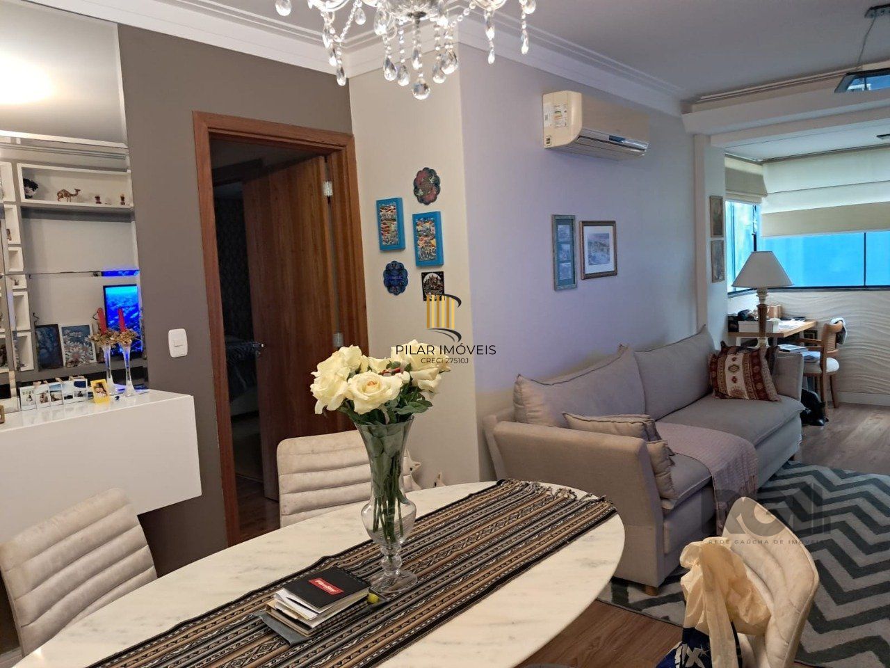 Apartamento de dois quartos, suíte e uma vaga de garagem no bairro Santana em Porto Alegre.