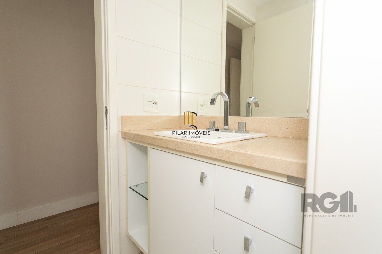 Apartamento semimobiliado e decorado no bairro Auxiliadora, com 91 m²