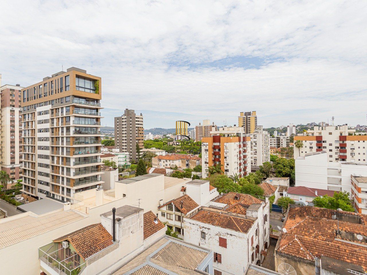 Sala comercial e uma vaga de garagem no bairro Menino Deus em Porto Alegre