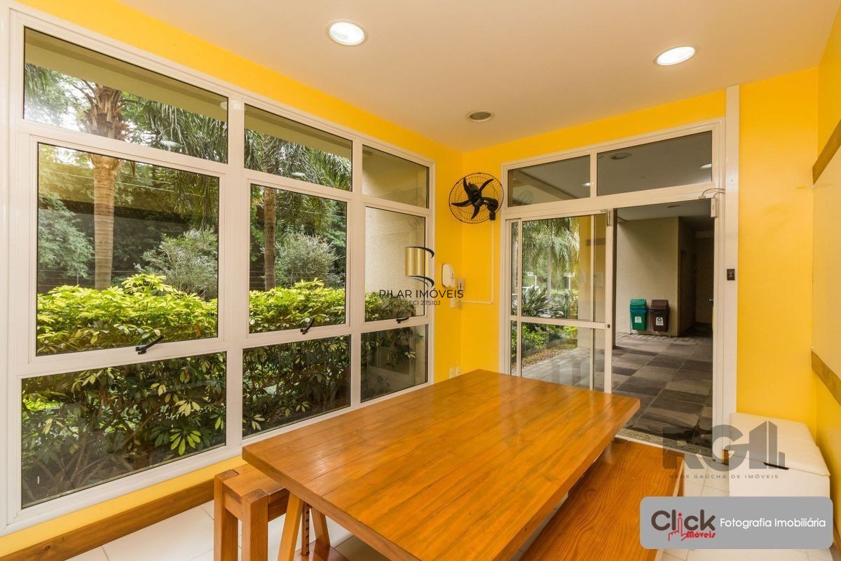 Vende apartamento de 3 quartos, sendo 1 suíte, mobiliado, 1 vaga coberta e escriturada, no Jardim Lindóia - Porto Alegre