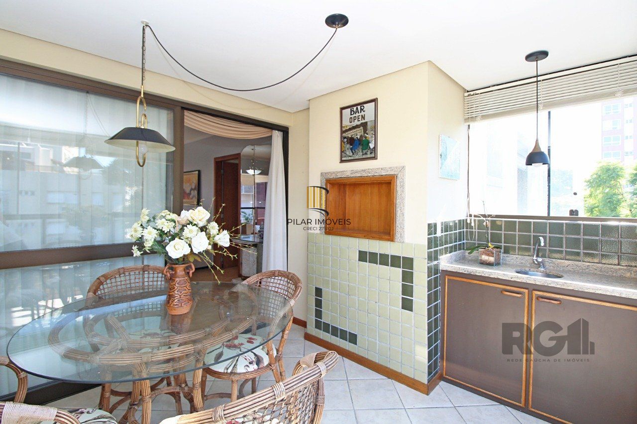 Apartamento de 3 dormitórios, suíte e 2 vagas de garagem no bairro Petrópolis em Porto Alegre