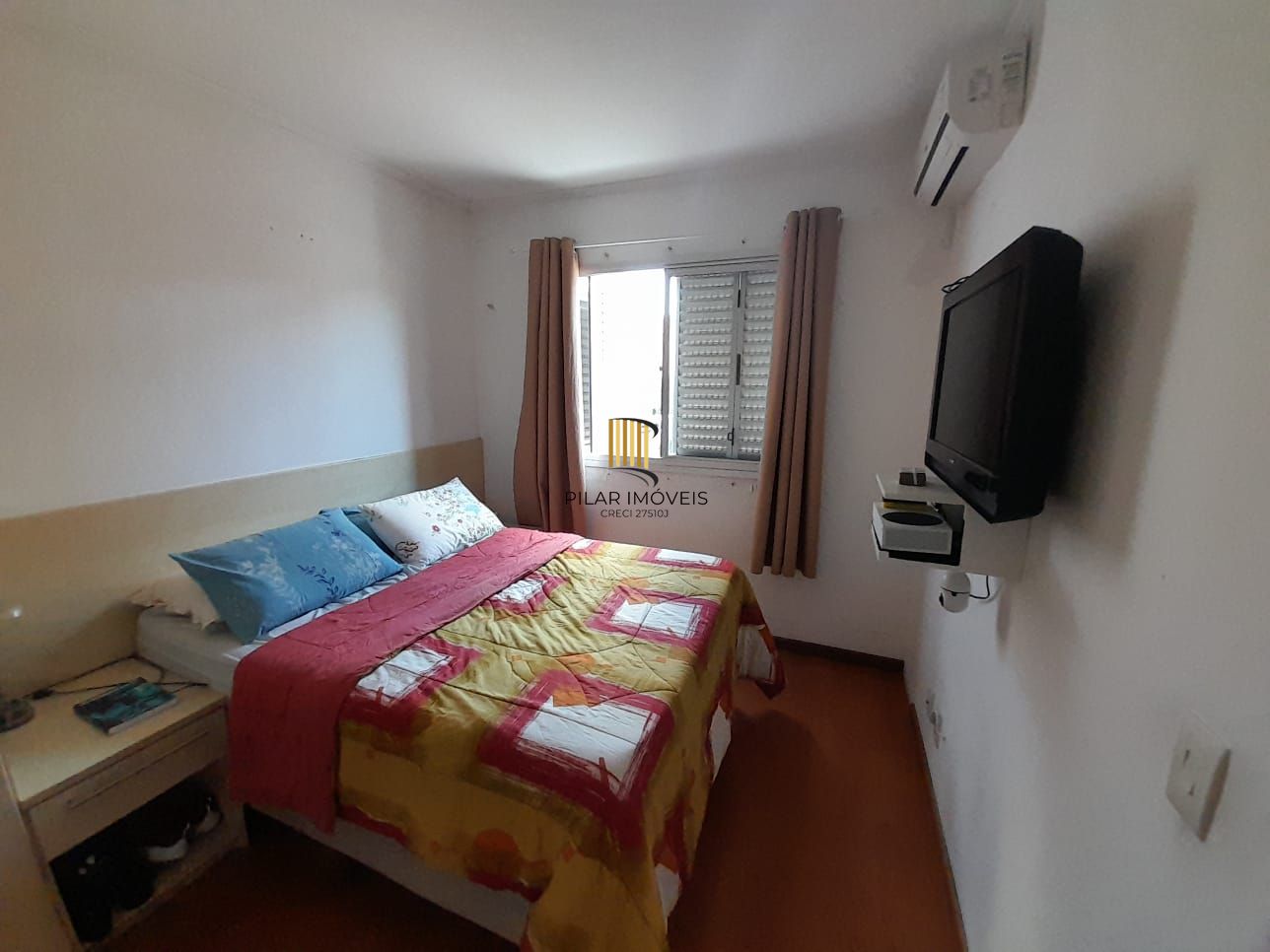 Apartamento de dois quartos e uma vaga de garagem em condomínio com infraestrutura de lazer e segurança.