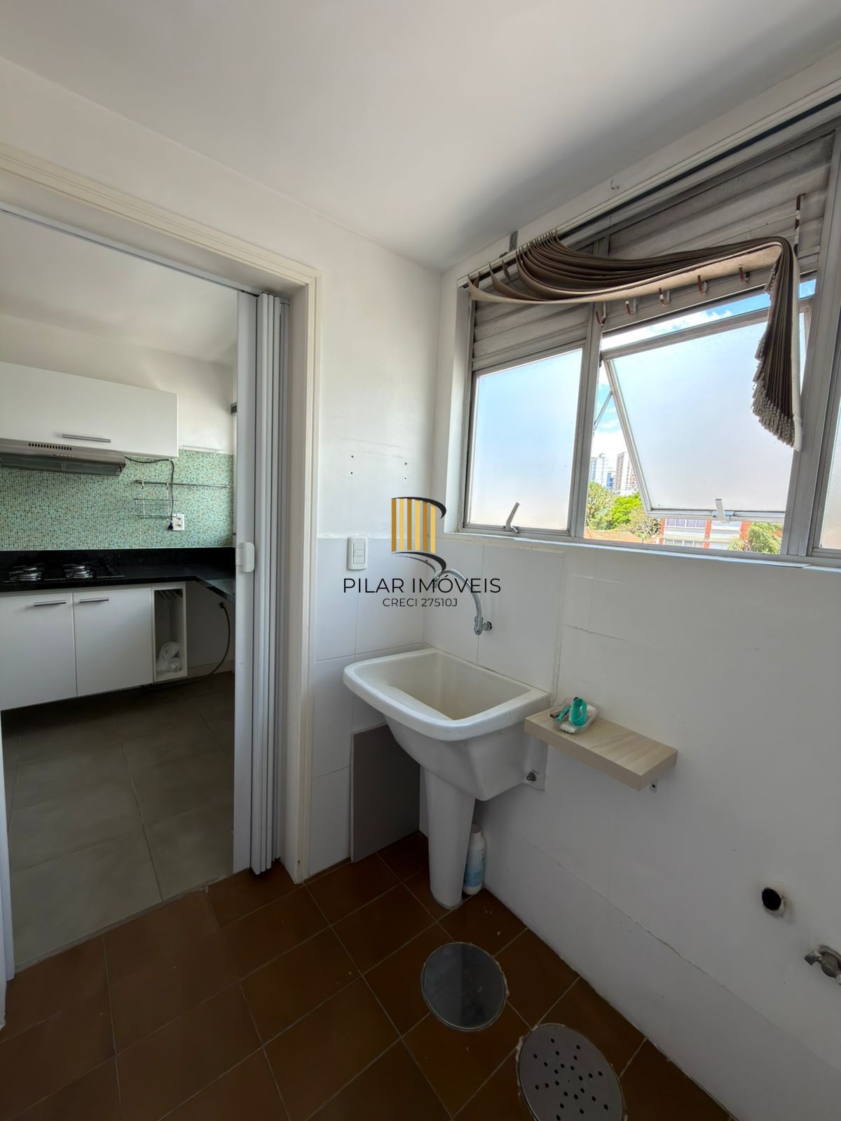 Apartamento de 2 quartos e 1 vaga de garagem no bairro Floresta em POA