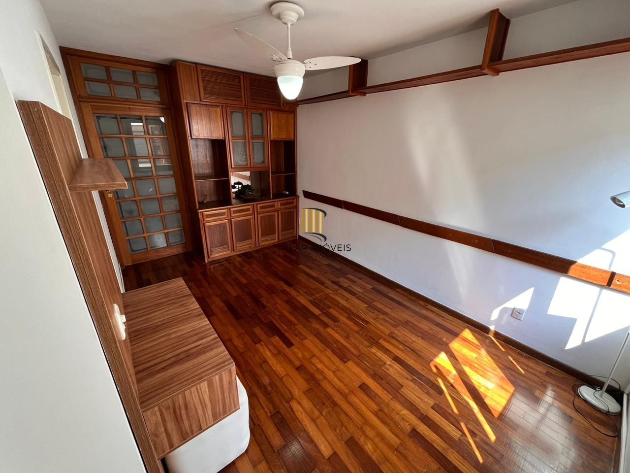 Apartamento de dois quartos e uma vaga de garagem no bairro Petrópolis em POA/RS