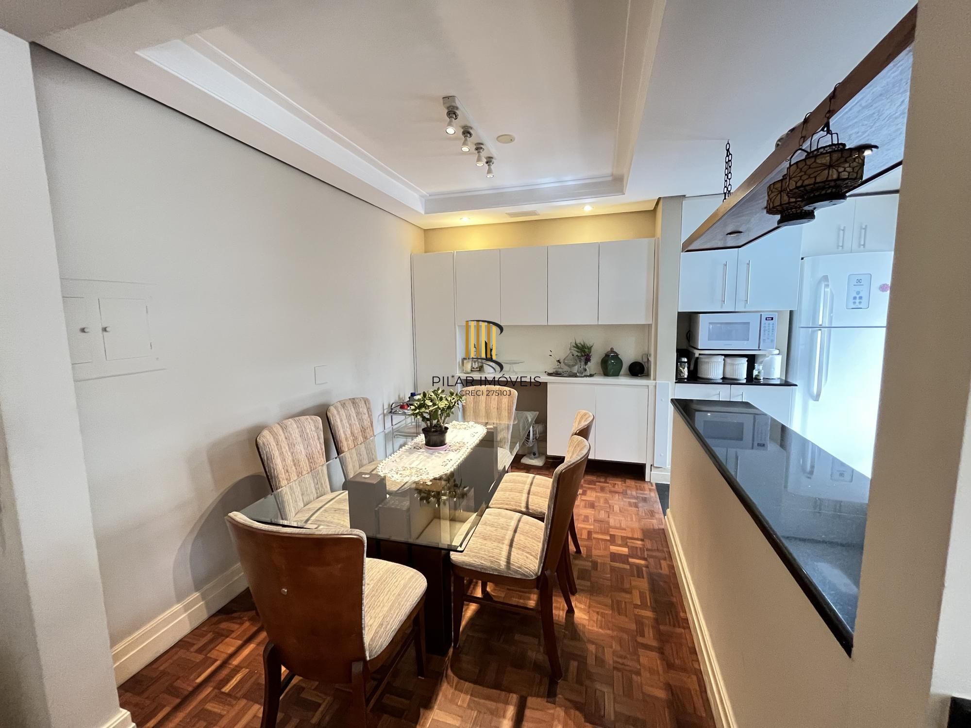 Apartamento de 2 quartos, suíte e 2 vagas de garagem no bairro Jardim Botânico.