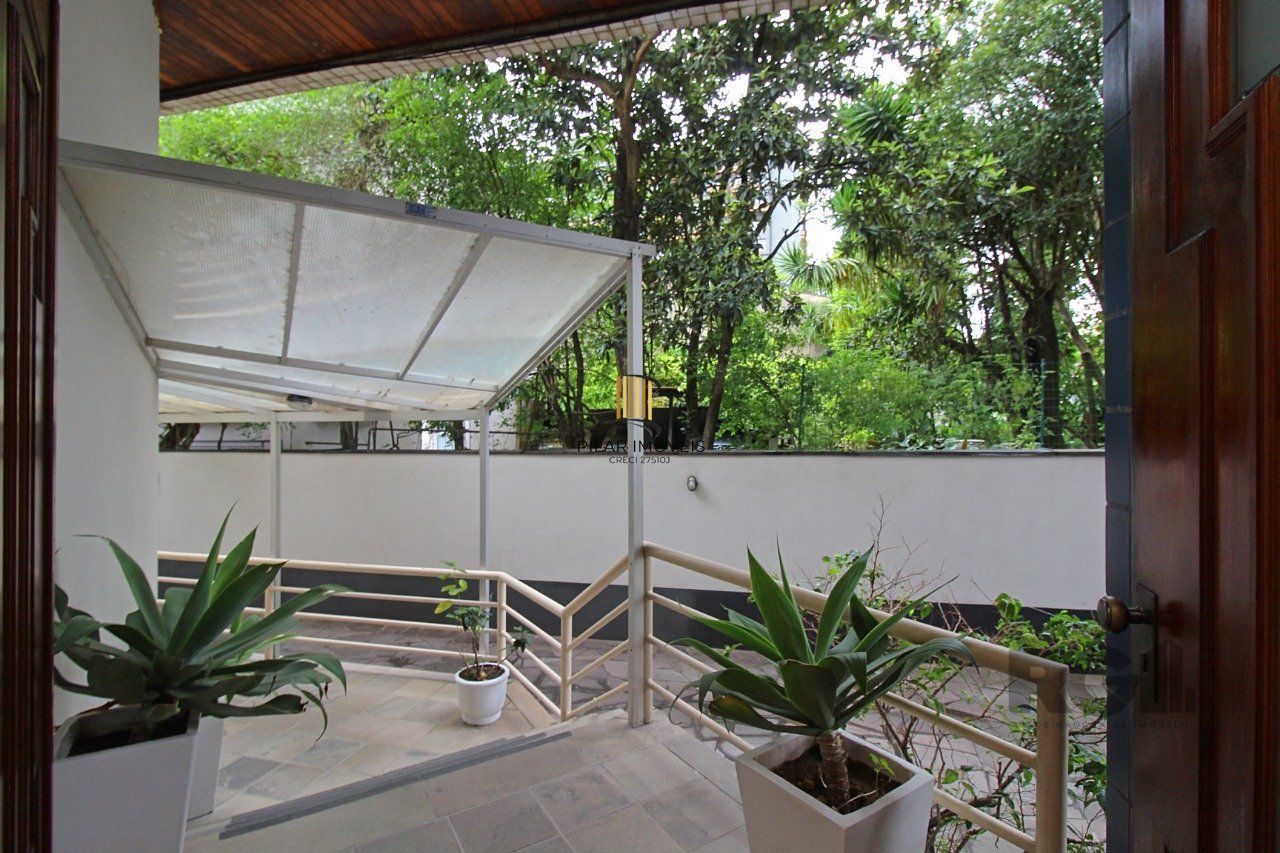 Cobertura de 1 dormitório com uma vaga de garagem no bairro Independência em Porto Alegre