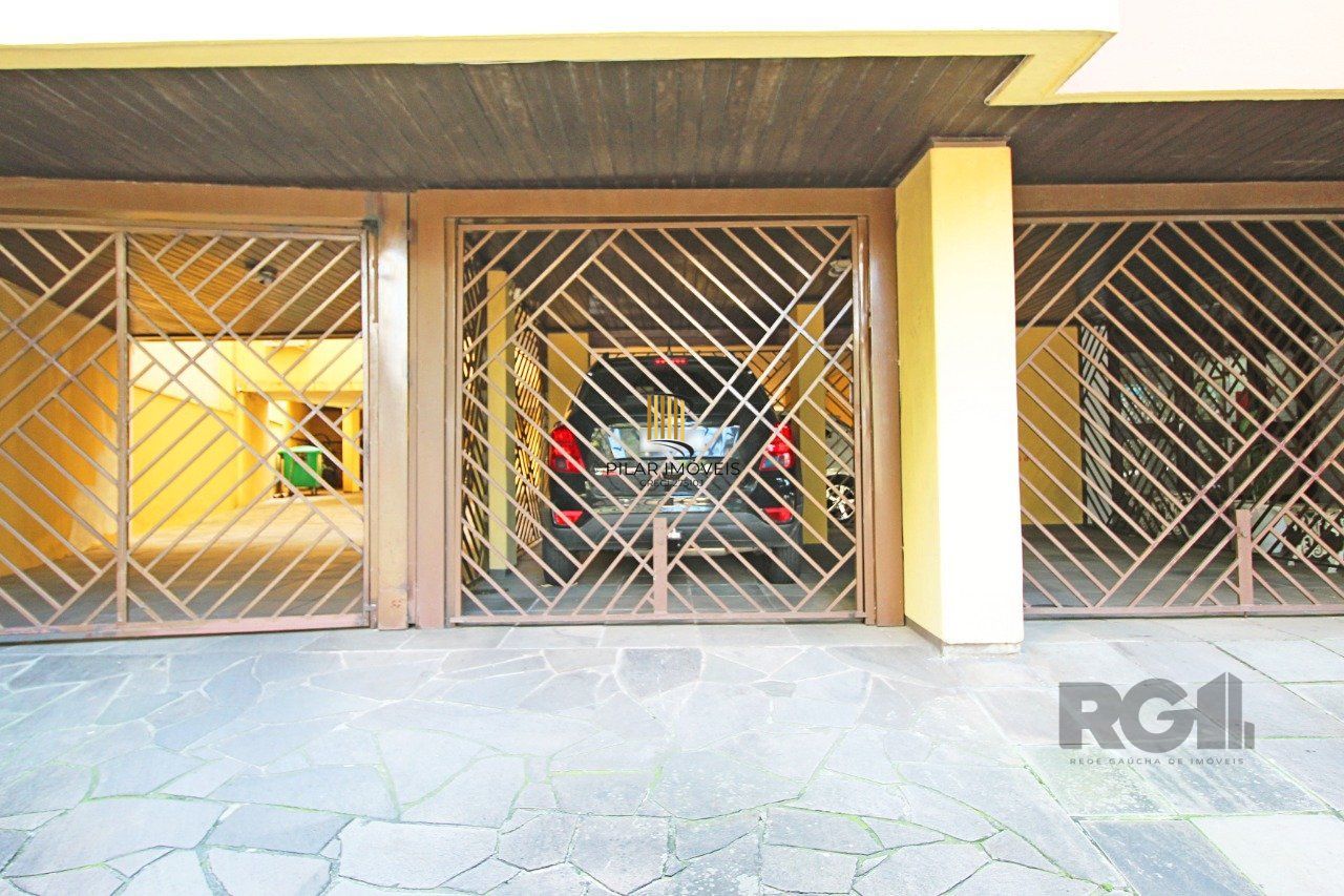 Vende Apartamento de cobertura duplex de 2 dormitórios com garagem escriturada e semi-mobiliado, no bairro Cidade Baixa.