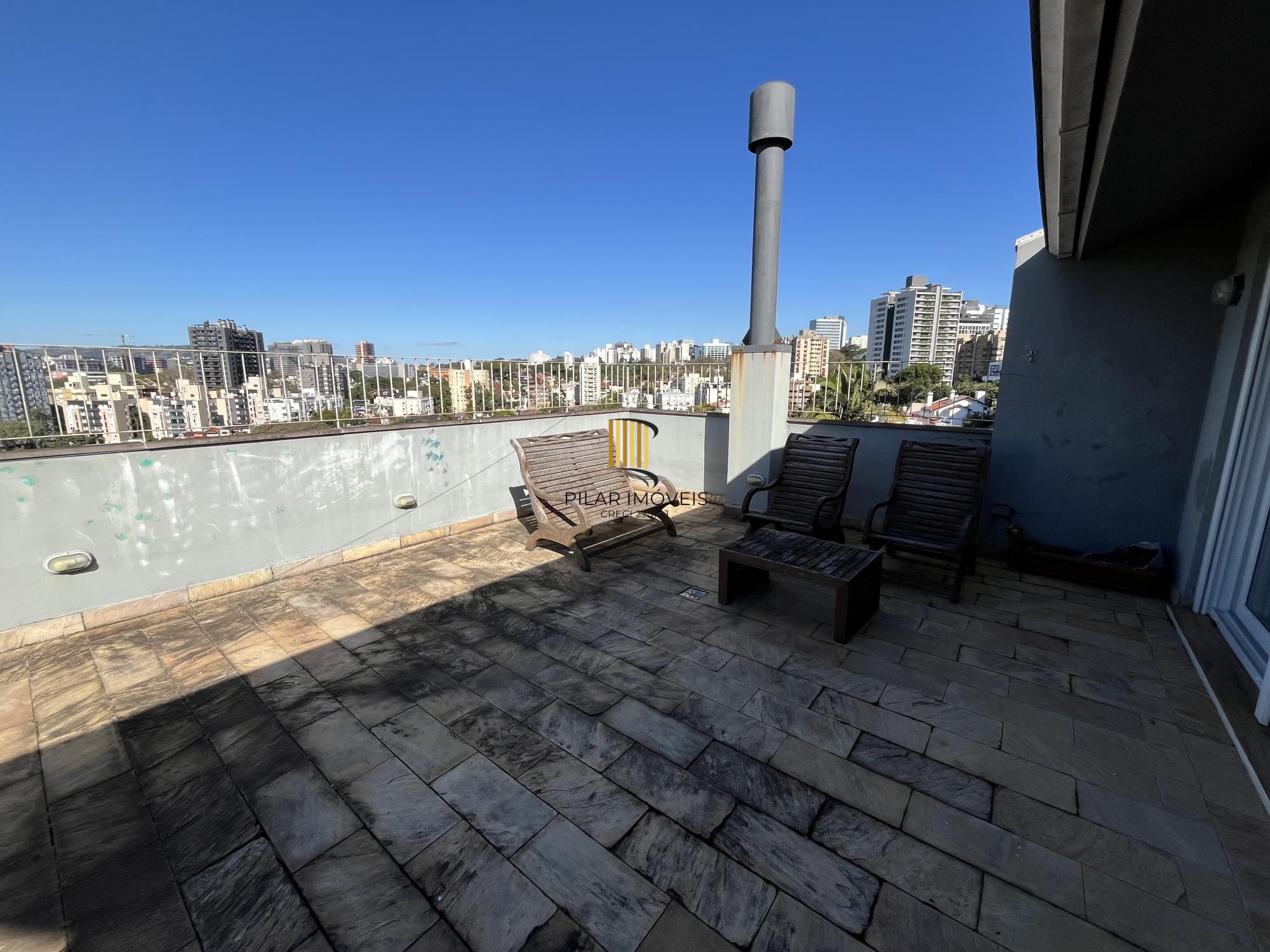 Casa de 3 quartos, todos suítes e 2 vagas de garagem no bairro Boa Vista em POA