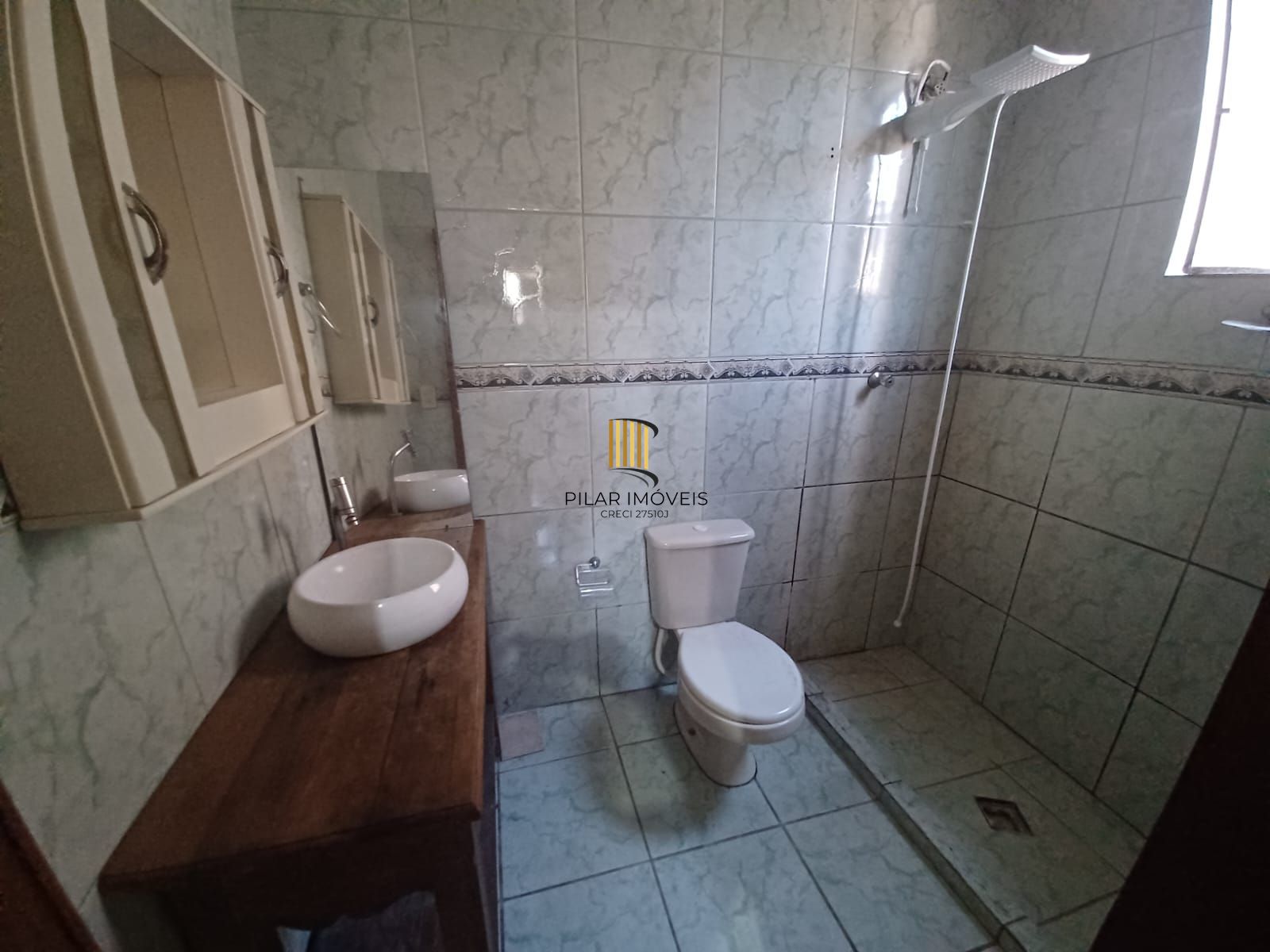 Casa de 3 quartos, suíte e patio no bairro Medianeira em POA