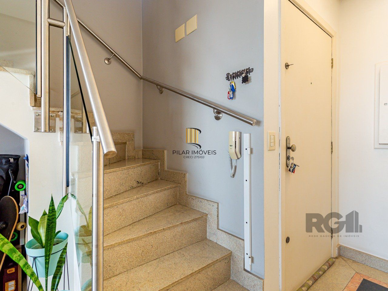 COBERTURA DUPLEX COM 3 QUARTOS, 2 DELES SUÍTE E 2 VAGAS DE GARAGEM NO BAIRRO TRISTEZA EM PORTO ALEGRE.